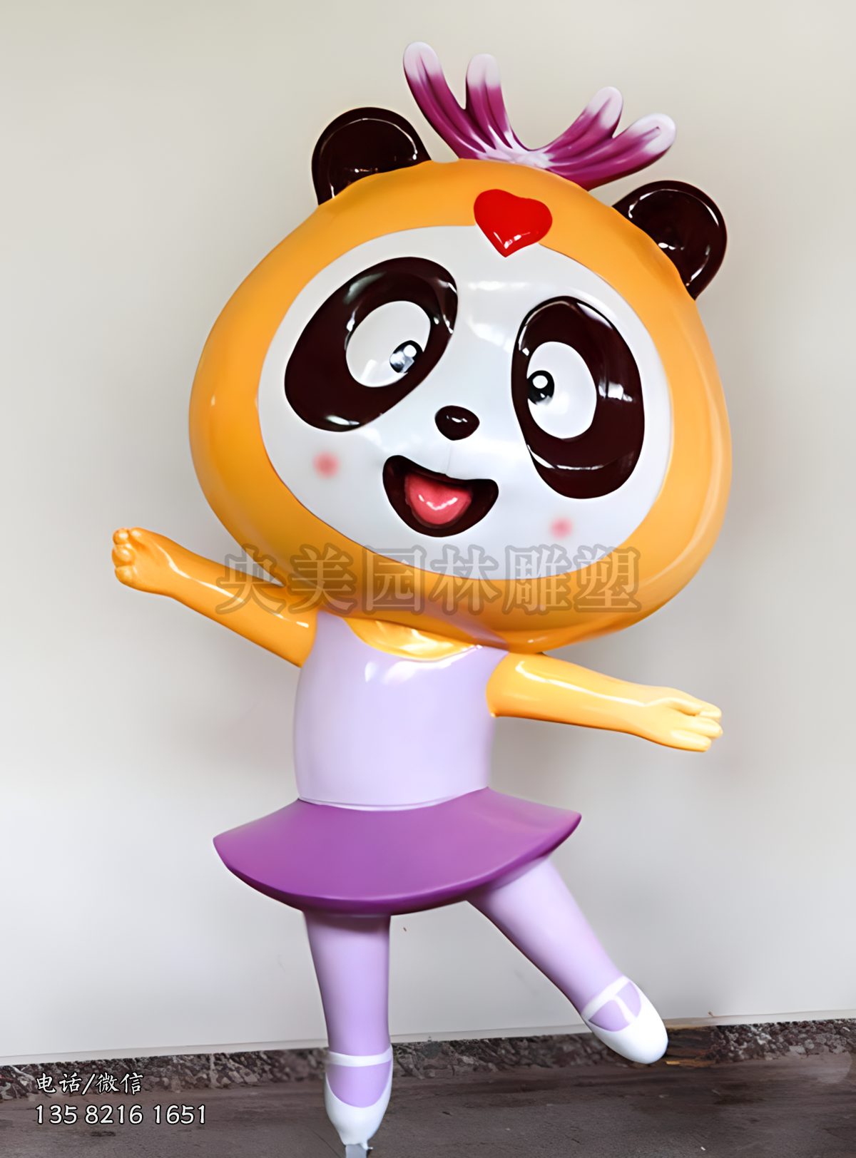 跳芭蕾的卡通熊貓雕塑