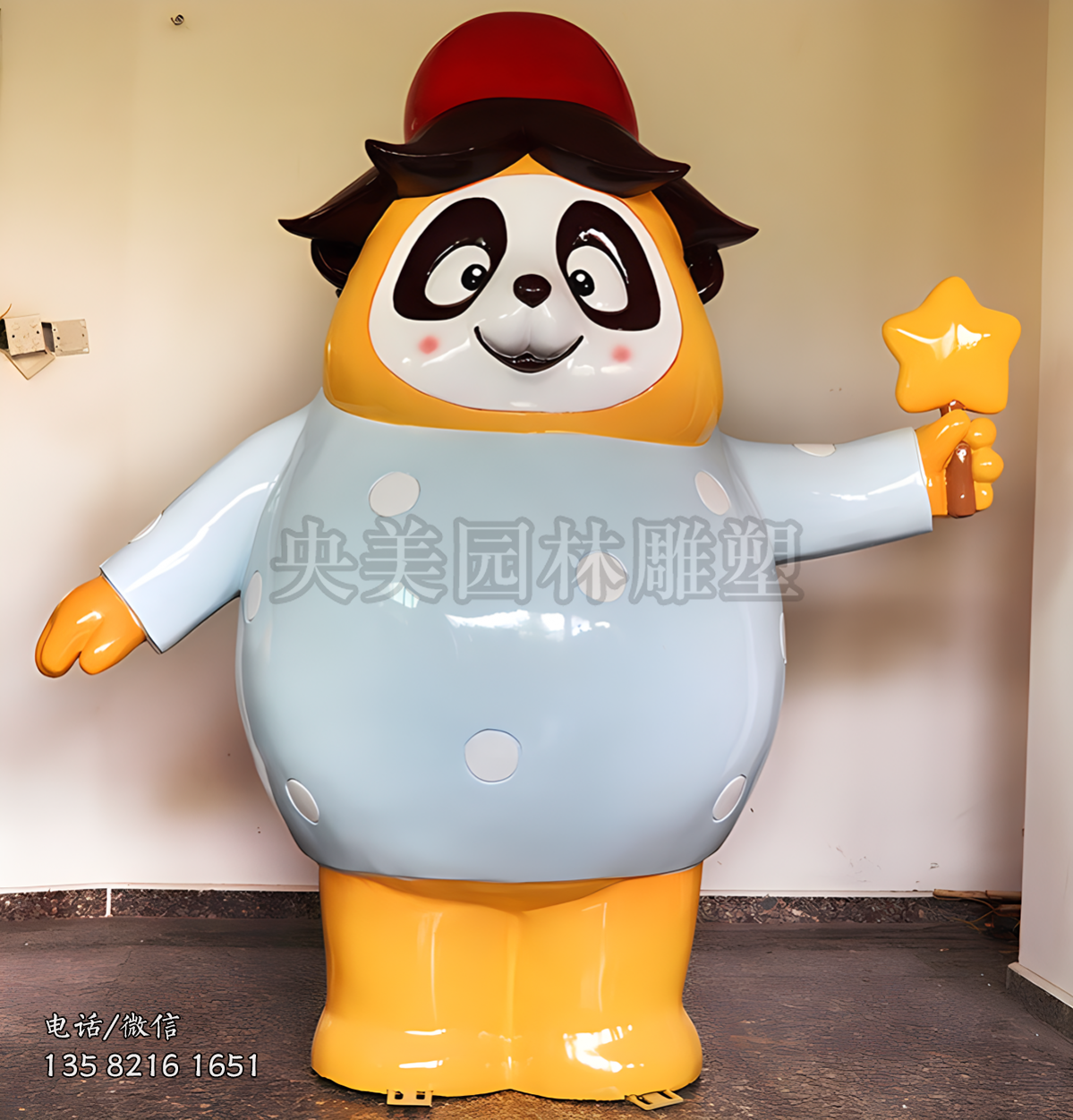 手拿五角星的卡通熊貓造型雕塑