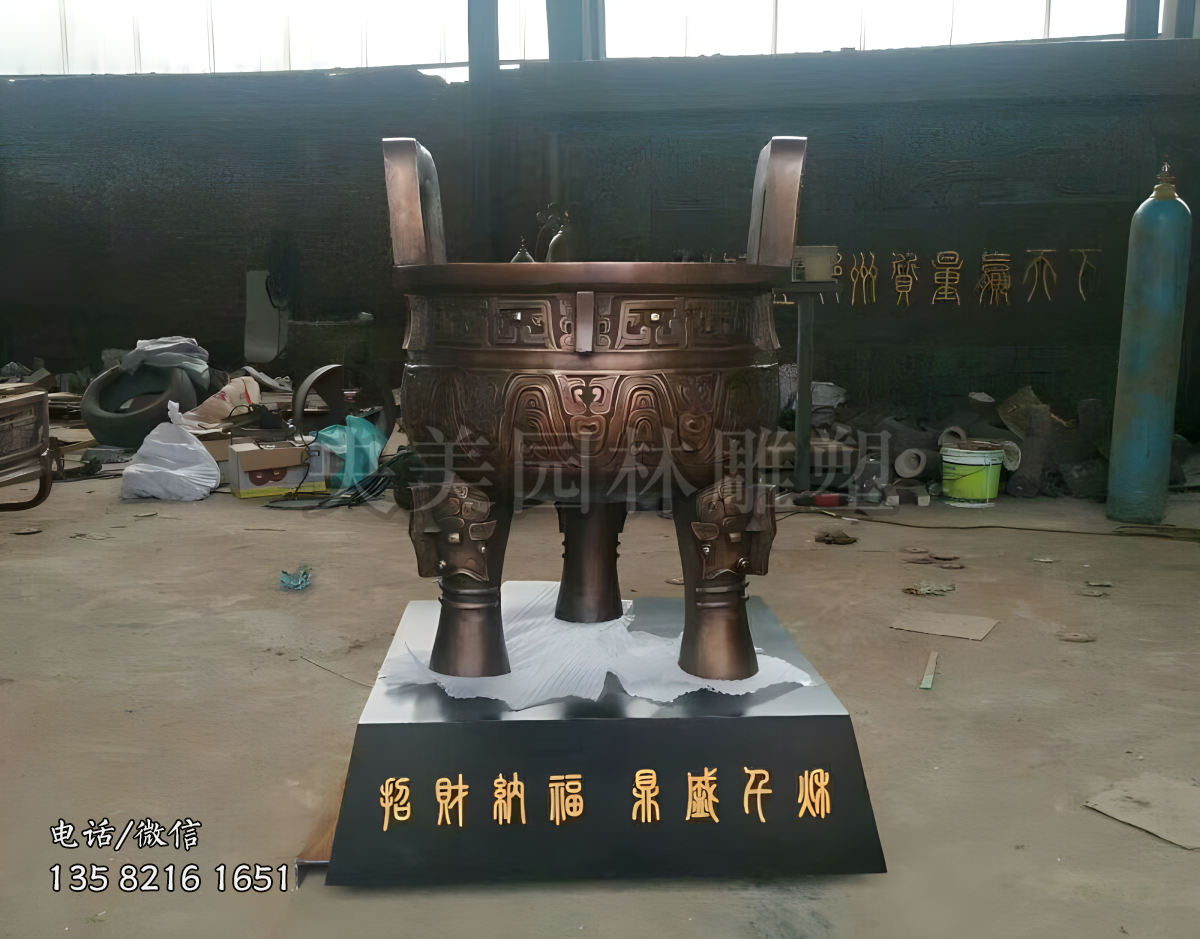 紫銅色銅雕圓鼎