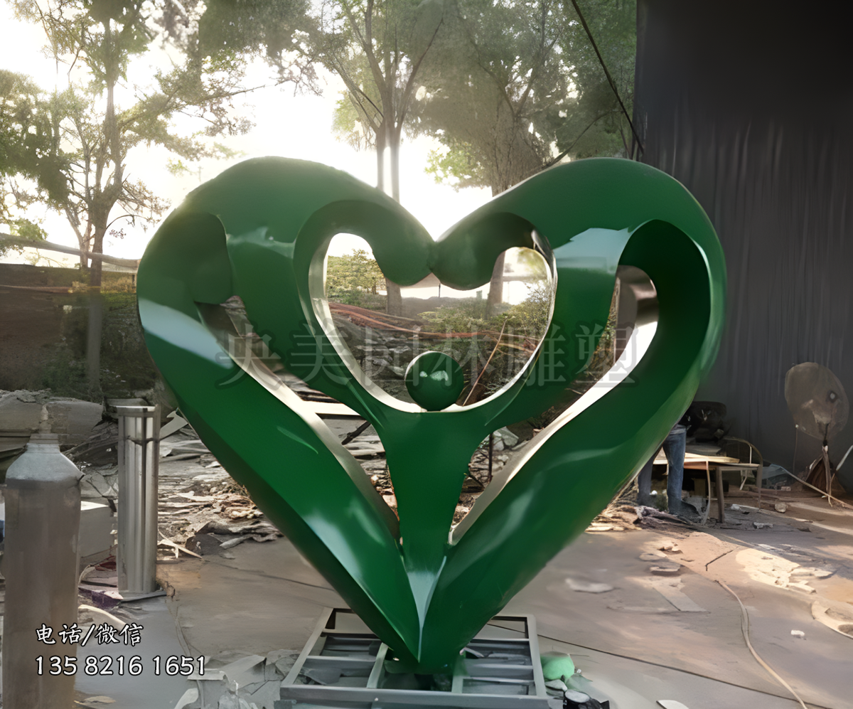 一家三口愛心雕塑