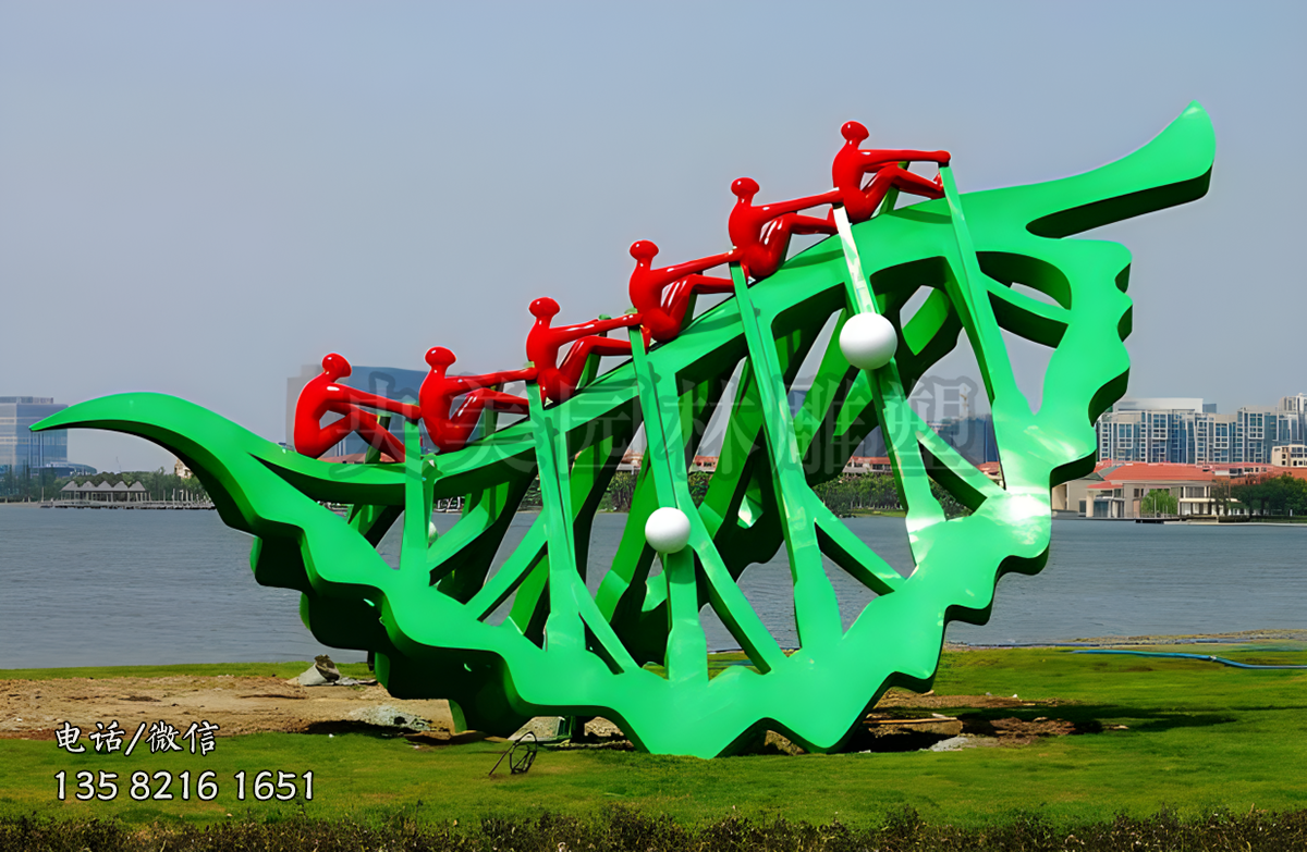 以樹葉做船的劃船景觀雕塑