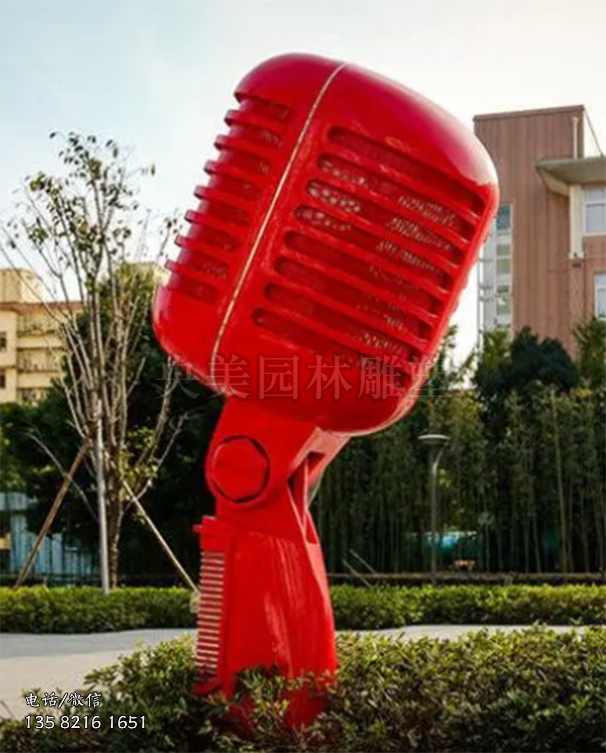 不銹鋼鏤空話(huà)筒雕塑