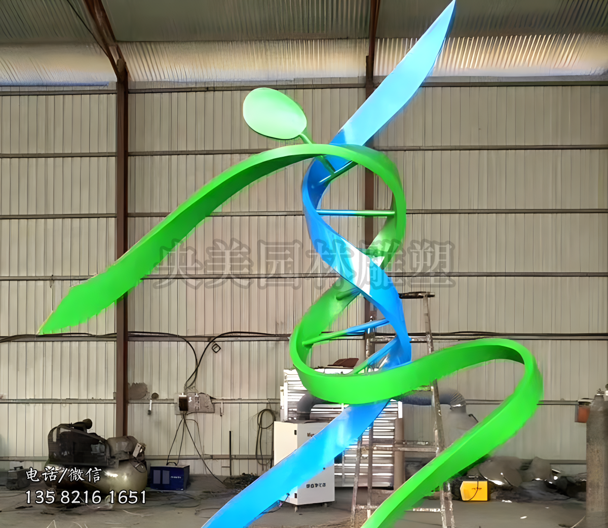 由不銹鋼飄帶組成的抽象跳舞人物雕塑