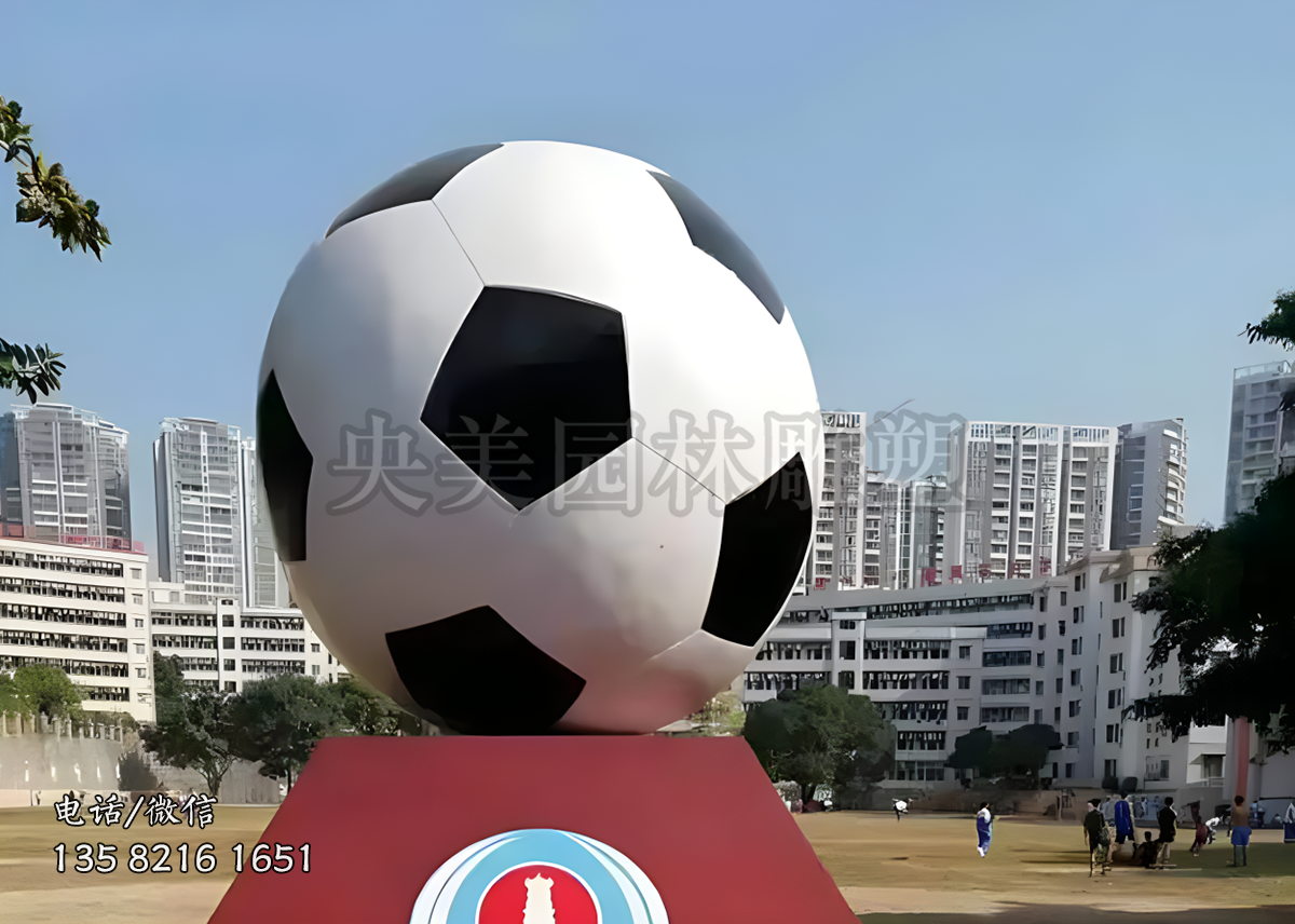 運動場玻璃鋼噴漆仿真足球景觀雕塑